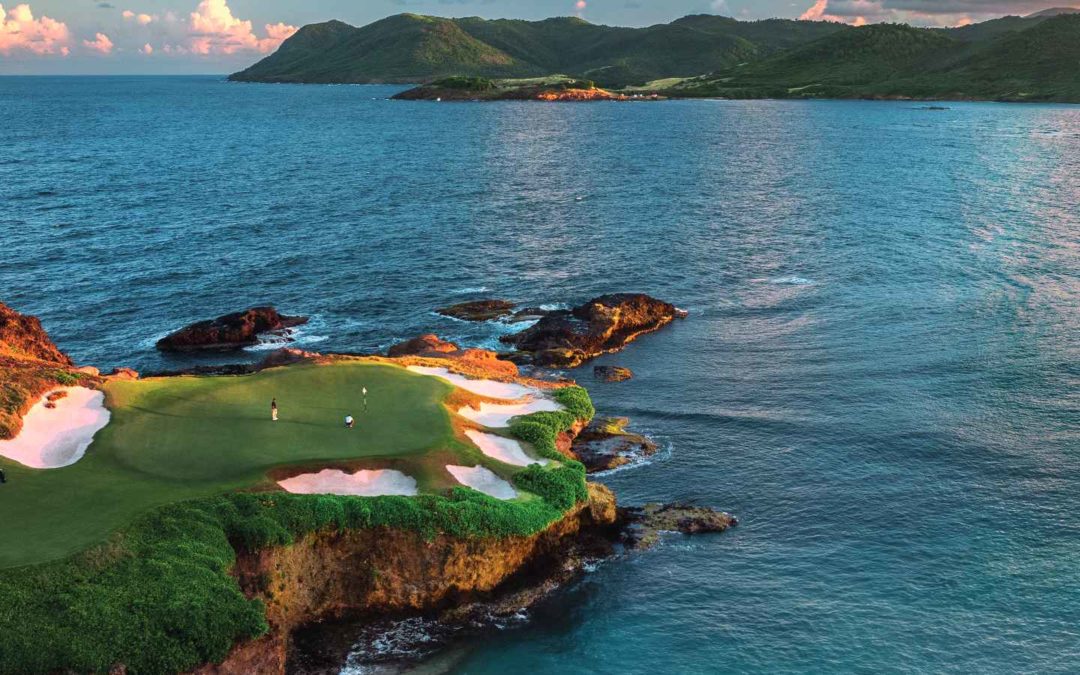 Una ronda de golf en Point Hardy junto al mar Caribe
